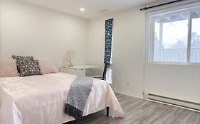 Cozy Room With Private Bath Near Don Mills Subway